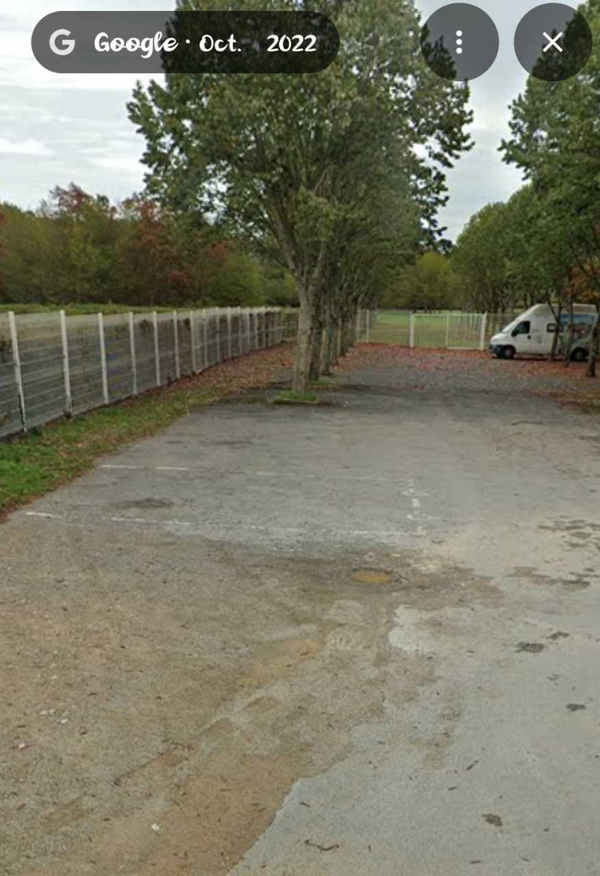 Parking derrière le cimetière — Pruniers