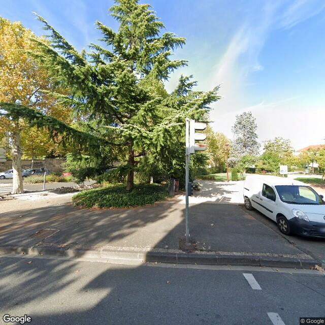 Dans le parc. Toilette publique — Montbrison