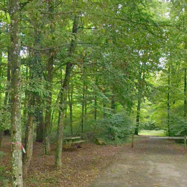 Petit parking en forêt — 7W6M+7W Val de Briey France