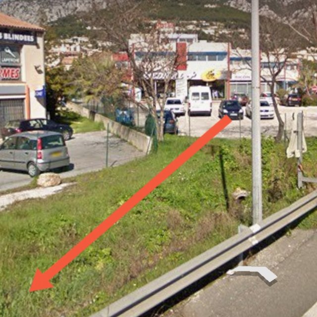 Long chemin au fond du parking derrière triotel — La Valette-du-Var